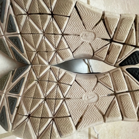 Nike “Free Run” black and white women’s size 8 running shoe. - Picture 6 of 11